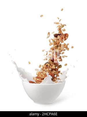 bol de granola avec éclaboussures de lait isolées sur blanc Banque D'Images