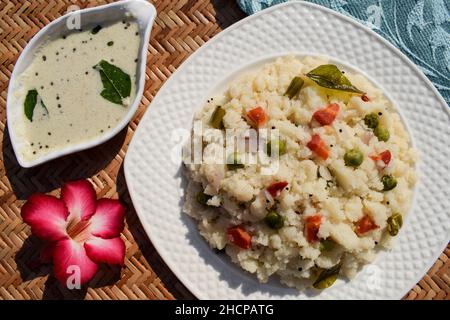 Petit-déjeuner indien Upma, plat sain servi avec chutney de noix de coco blanche.Vue de dessus de légume Upotama sur un tapis en bambou en osier Banque D'Images