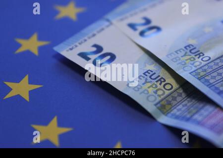 Bruxelles, décembre 30.1st janvier 2002.Les billets de 20 euros sont vus à Bruxelles, Belgique, le 30 décembre 2021.Les billets et pièces en euros ont été introduits physiquement dans les pays de la zone euro en circulation le 1 janvier 2002.La prochaine année 2022 marque le 20th anniversaire de la circulation de l'euro.Credit: Zheng Huansong/Xinhua/Alay Live News Banque D'Images