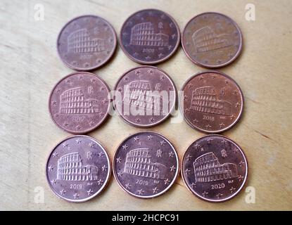 Bruxelles, décembre 30.1st janvier 2002.Les motifs Colosseo sont visibles au dos des pièces de 5 cents à Rome, en Italie, le 30 décembre 2021.Les billets et pièces en euros ont été introduits physiquement dans les pays de la zone euro en circulation le 1 janvier 2002.La prochaine année 2022 marque le 20th anniversaire de la circulation de l'euro.Credit: Jin Mamengni/Xinhua/Alamy Live News Banque D'Images