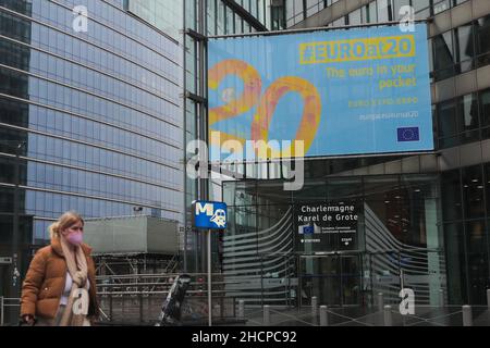 Bruxelles, décembre 30.1st janvier 2002.Une femme passe par une affiche montrant l'Euro à 20 à l'extérieur d'un bâtiment institutionnel de l'UE à Bruxelles, Belgique, le 30 décembre 2021.Les billets et pièces en euros ont été introduits physiquement dans les pays de la zone euro en circulation le 1 janvier 2002.La prochaine année 2022 marque le 20th anniversaire de la circulation de l'euro.Credit: Zheng Huansong/Xinhua/Alay Live News Banque D'Images