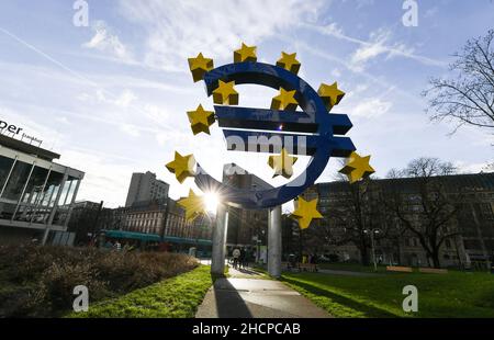 Bruxelles, sculpture européenne à Francfort.1st janvier 2002.Photo prise le 30 décembre 2021 montre la sculpture européenne à Francfort, en Allemagne.Les billets et pièces en euros ont été introduits physiquement dans les pays de la zone euro en circulation le 1 janvier 2002.La prochaine année 2022 marque le 20th anniversaire de la circulation de l'euro.Crédit: Lu Yang/Xinhua/Alay Live News Banque D'Images