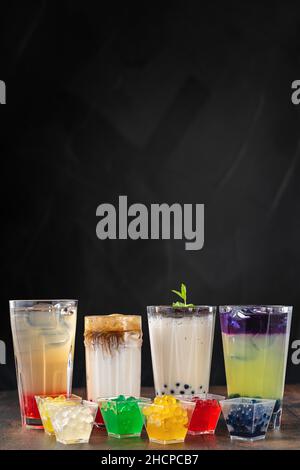 Limonade avec thé moussant sur fond sombre Banque D'Images