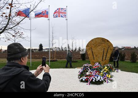 Nehvizdy, République tchèque.30th décembre 2021.Le nouveau mémorial commémorant l'opération anthropoïde pendant la Seconde Guerre mondiale, photographié le 30 décembre 2021, à Nehvizdy, près de Prague, en République tchèque.C'est dans ce village il y a 80 ans, dans la nuit du 29 décembre 1941, que les parachutistes tchécoslovaques Jan Kubis et Jozef Gabcik, qui ont assassiné cinq mois plus tard à Prague le protecteur impérial adjoint Reinhard Heydrich, ont sauté.Crédit : Michal Kamaryt/CTK photo/Alay Live News Banque D'Images