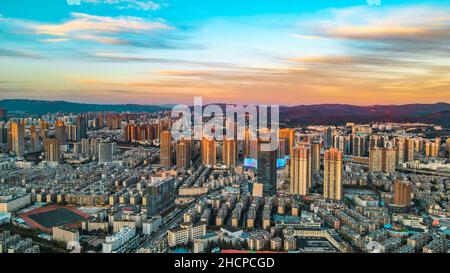 KUNMING, CHINE - 30 DÉCEMBRE 2021 - la photo aérienne prise le 30 décembre 2021 montre un paysage urbain spectaculaire au coucher du soleil à Kunming, dans la province du Yunnan, en Chine. Banque D'Images