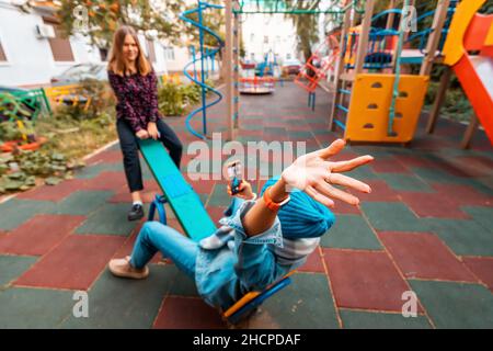 Deux amies childish Happy Woman ou une adolescente s'amusent sur la mer sur un terrain de jeu.Concept de psychologie de la nouvelle génération et relations Banque D'Images