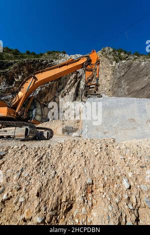 Pelle tracker orange avec le marteau dans une carrière de marbre (marbre blanc Carrare) dans les Alpes Apuanes (Alpi Apuane).Toscane, Italie, Europe. Banque D'Images