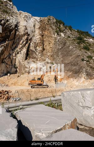 Pelle tracker orange avec le marteau dans une carrière de marbre (marbre blanc Carrare) dans les Alpes Apuanes (Alpi Apuane).Toscane, Italie, Europe. Banque D'Images