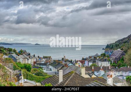 Vue sur les toits variés de Cawsand Village dans le sud-est de Cornwall, en Angleterre, avec vue sur la mer à travers le Plymouth Sound Banque D'Images