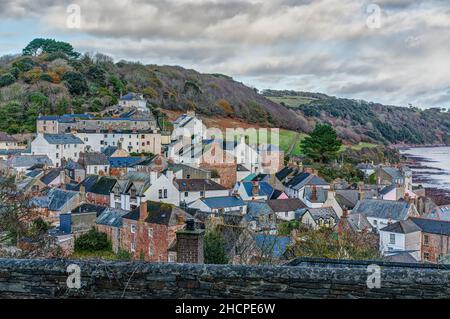 Une vue hivernal sur les toits de Kingsand, la côte est de Cornwish, un très joli village où les bâtiments sont regroupés pour la protection. Banque D'Images