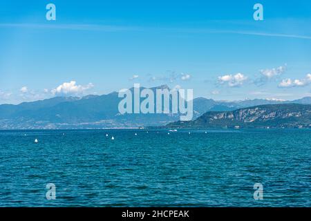 Lac de Garde (Lago di Garda) et Alpes italiennes, sommet de montagne de Monte Pizzocolo, Adamello et Brenta Dolomites, promontoire de San Vigilio. Italie Banque D'Images