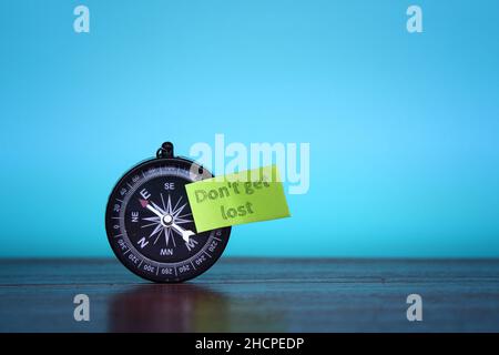 Gros plan de la boussole et du pense-bête avec du texte ne vous perdez pas.Copier l'espace pour le texte Banque D'Images