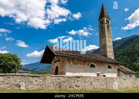 Ancienne église de Sant'Antonio Abate (Saint Anthony l'Abbé - XVe siècle, fresques de Cristoforo Baschenis) à Pelugo, vallée de Rendena, Trento, Italie Banque D'Images