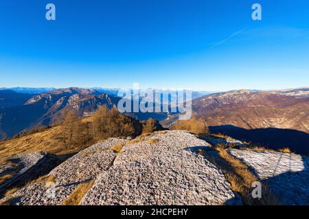 Vue aérienne de la vallée de l'Adige et des Alpes italiennes en hiver vue du plateau de Lessinia (Altopiano della Lessinia), Vérone, Italie, Europe. Banque D'Images