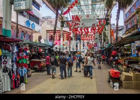 KUALA LUMPUR, MALAISIE - 23 MARS 2018 : rue Petaling couverte dans le quartier chinois de Kuala Lumpur, Malaisie. Banque D'Images