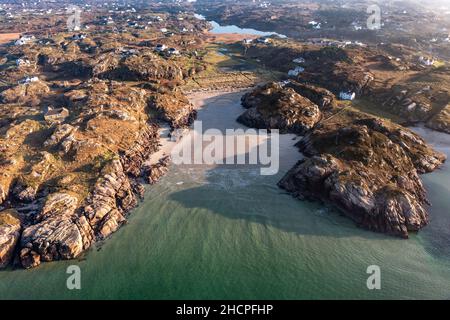La magnifique baie de Cloughglass et la plage de Burtonport dans le comté de Donegal - Irlande. Banque D'Images