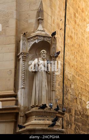 Figure Sainte au coin de la rue de l'église Francis à la Valette, Malte Banque D'Images