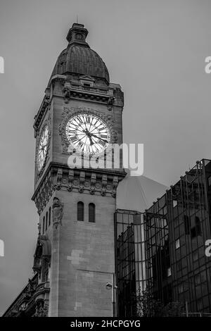 La tour de l'horloge de la Gare de Lyon à Paris France en noir et blanc Banque D'Images