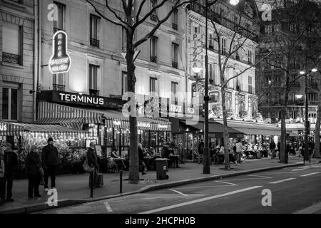 Paris, France - 30 décembre 2021 : vue sur une rue parisienne très animée avec des restaurants et des bars la nuit Banque D'Images