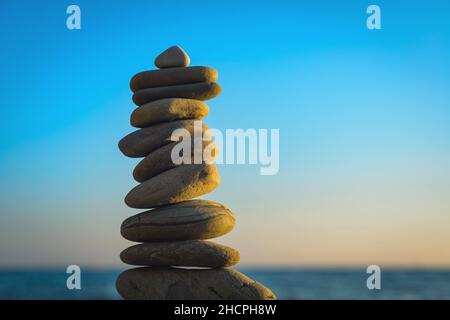 pyramide de galets de plage sur le rivage de la mer Banque D'Images