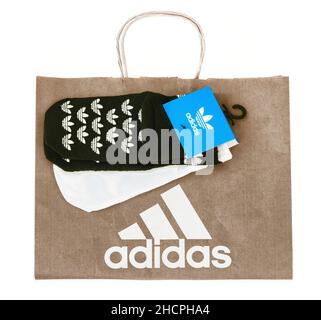 2021: Deux paires de chaussettes Adidas avec sac en papier ferme Banque D'Images