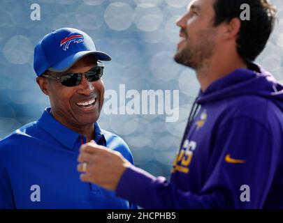 Orchard Park, États-Unis.10th août 2017.Leslie Frazier, coordonnatrice défensive de Buffalo Bills, à gauche, visite le quartier des Vikings du Minnesota Sam Bradford avant un match de pré-saison le jeudi 10 août 2017, à New Era Field, à Orchard Park, New York.(Photo par Carlos Gonzalez/Minneapolis Star Tribune/TNS/Sipa USA) crédit: SIPA USA/Alay Live News Banque D'Images