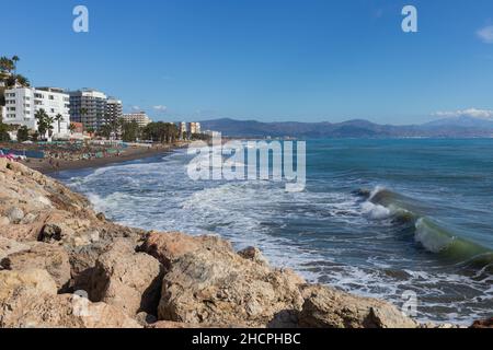 Vue sur la plage de Bajondillo, Torremolinos, Costa del sol, Espagne Banque D'Images