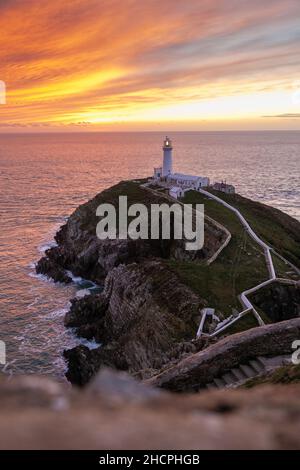 Phare de South Stack au coucher du soleil, Holy Island, Anglesey, pays de Galles Banque D'Images