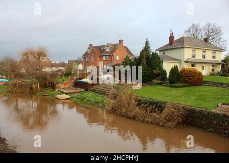 le ton de la rivière à creech st michael taunton somerset angleterre, royaume-uni, a l'air brun et élevé nivelé Banque D'Images