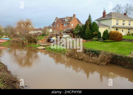 le ton de la rivière à creech st michael taunton somerset angleterre, royaume-uni, a l'air brun et élevé nivelé Banque D'Images