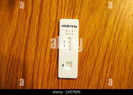 Virus Corona Covid 19 flux latéral à la maison résultat de la trousse de test montrant positif pour le virus Banque D'Images