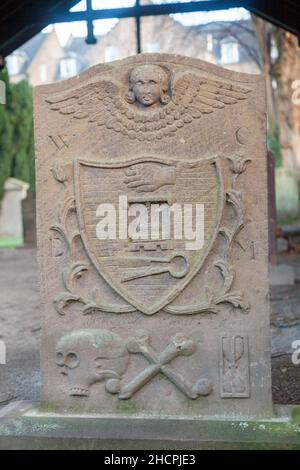 Une sculpture très détaillée sur une vieille pierre à tête à Greyfriars Burial Ground, Perth, Écosse Banque D'Images