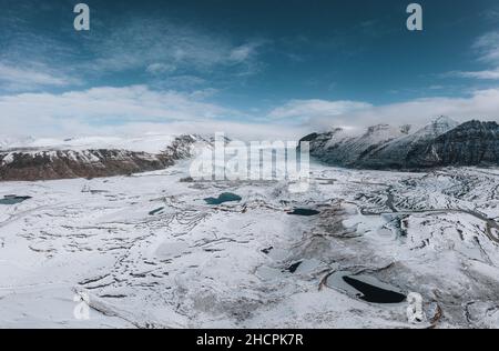 Panorama aérien par drone du glacier islandais Svinafellsjokul et de Vatnajokull dans le sud de l'Islande.Ciel bleu lors d'une journée d'hiver ensoleillée avec neige et glace. Banque D'Images