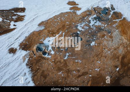 Panorama aérien de Drone avec de la vapeur chaude venant du sol.Hverir est la zone géothermique de Myvatn.Paysage couvert de neige et de sol orange. Banque D'Images