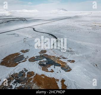 Panorama aérien de Drone avec de la vapeur chaude venant du sol.Hverir est la zone géothermique de Myvatn.Paysage couvert de neige et de sol orange. Banque D'Images