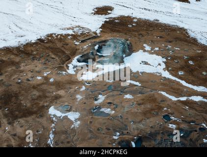 Panorama aérien de Drone avec de la vapeur chaude venant du sol.Hverir est la zone géothermique de Myvatn.Paysage couvert de neige et de sol orange. Banque D'Images