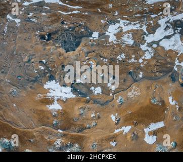 Panorama aérien de Drone avec de la vapeur chaude venant du sol.Hverir est la zone géothermique de Myvatn.Paysage couvert de neige et de sol orange. Banque D'Images