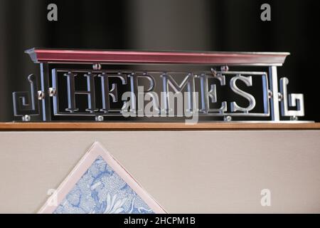 Milan, Italie - 24 septembre 2021 : logo Hermes sur une façade d'un magasin de Milan. Banque D'Images