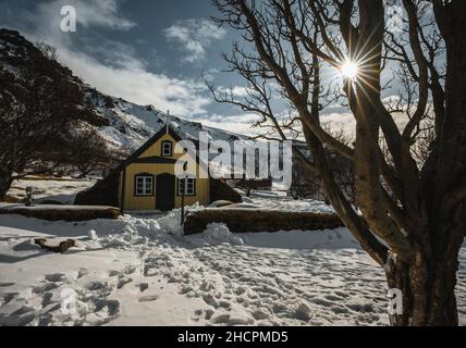 Eglise Hofskirkja, Hof, Islande en hiver avec neige et ciel bleu.Ce bâtiment de conte de fées est la dernière église en gazon jamais construite en Islande Banque D'Images