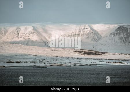 Vue panoramique sur la ville d'Akureyri en Islande en hiver avec de la neige dans les fjords et les montagnes. Banque D'Images