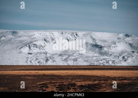 Vue panoramique montagnes couvertes de neige et fjords le long de la route périphérique dans les Eastfjords d'Islande Banque D'Images