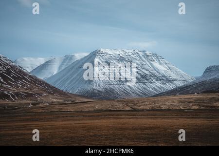 Vue panoramique montagnes couvertes de neige et fjords le long de la route périphérique dans les Eastfjords d'Islande Banque D'Images