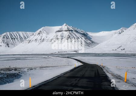 Route d'hiver Islande.Route périphérique No.1 en Islande, avec vue vers la montagne.Côté sud si le pays.Concept de voyage sur route. Banque D'Images