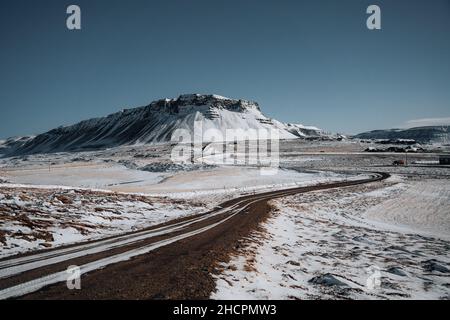 Route d'hiver Islande.Route périphérique No.1 en Islande, avec vue vers la montagne.Côté sud si le pays.Concept de voyage sur route. Banque D'Images