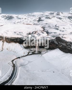 La belle Seljalandsfoss en Islande pendant l'hiver couverte de neige. Banque D'Images