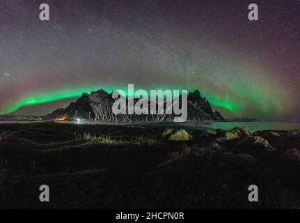 Vestahorn Stockknes chaîne de montagnes avec aurora borealis et réflexion à la plage en Islande.L'un des plus beaux patrimoine de la nature célèbre dans Banque D'Images