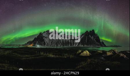 Vestahorn Stockknes chaîne de montagnes avec aurora borealis et réflexion à la plage en Islande.L'un des plus beaux patrimoine de la nature célèbre dans Banque D'Images