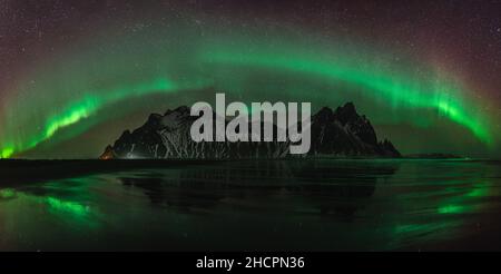 Vestahorn Stockknes chaîne de montagnes avec aurora borealis et réflexion à la plage en Islande.L'un des plus beaux patrimoine de la nature célèbre dans Banque D'Images