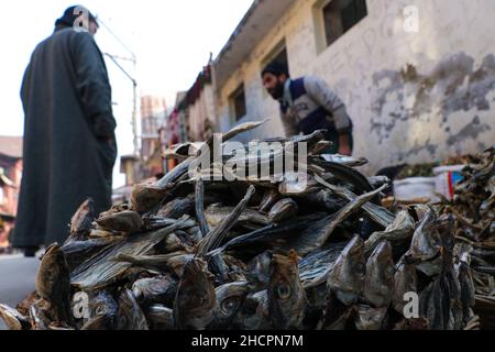 Srinagar, Jammu-et-Cachemire, Inde.31st décembre 2021.Un homme qui vend des poissons secs pendant le marché aux puces vendredi à Hazratbal, Srinagar, Cachemire administré par l'Inde.La délicatesse de Kashmiri, traditionnellement connue sous le nom de 'Hoggard' ou de poisson sec, est en forte demande car la température chute dans la vallée.Ce poisson sec fait partie de la cuisine anceselle du Cachemire.Crédit: Adil Abbas/ZUMA Wire/Alay Live News Banque D'Images