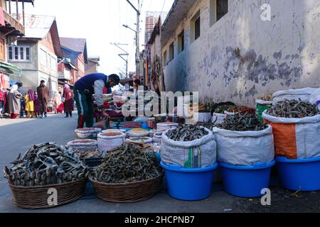 Srinagar, Jammu-et-Cachemire, Inde.31st décembre 2021.Un homme qui vend des poissons secs pendant le marché aux puces vendredi à Hazratbal, Srinagar, Cachemire administré par l'Inde.La délicatesse de Kashmiri, traditionnellement connue sous le nom de 'Hoggard' ou de poisson sec, est en forte demande car la température chute dans la vallée.Ce poisson sec fait partie de la cuisine anceselle du Cachemire.Crédit: Adil Abbas/ZUMA Wire/Alay Live News Banque D'Images